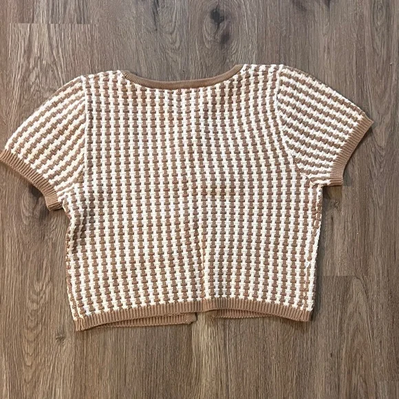 Francesca’s 
Medium
Crop Short Sleeve 
Tie front sweater
Tan/white
Herringbone - Picture 2 of 7